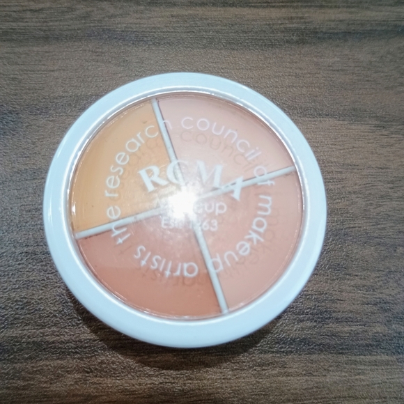 Eyelash And Eye Makeup Bundle. - Picture 4 of 5